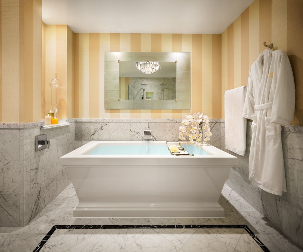 Deep soaking bathtub