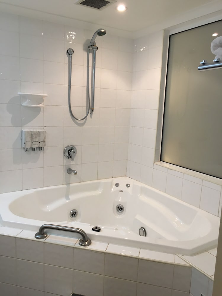 Jetted tub