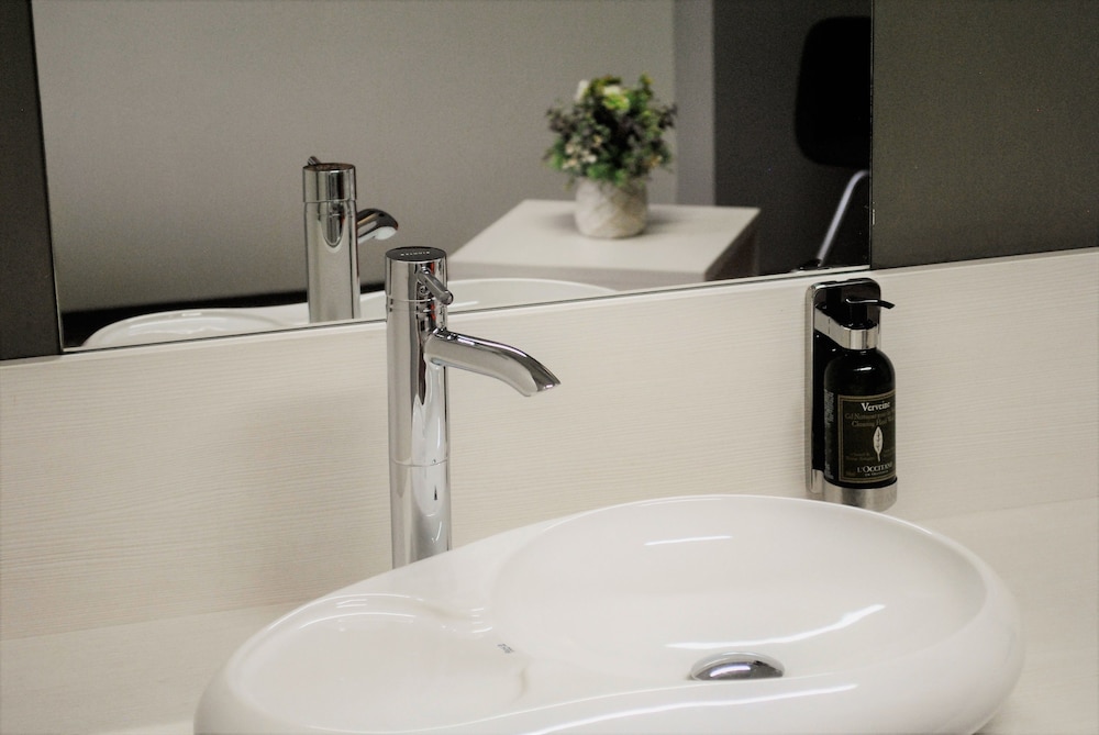 Bathroom sink