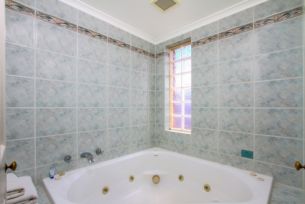 Jetted tub