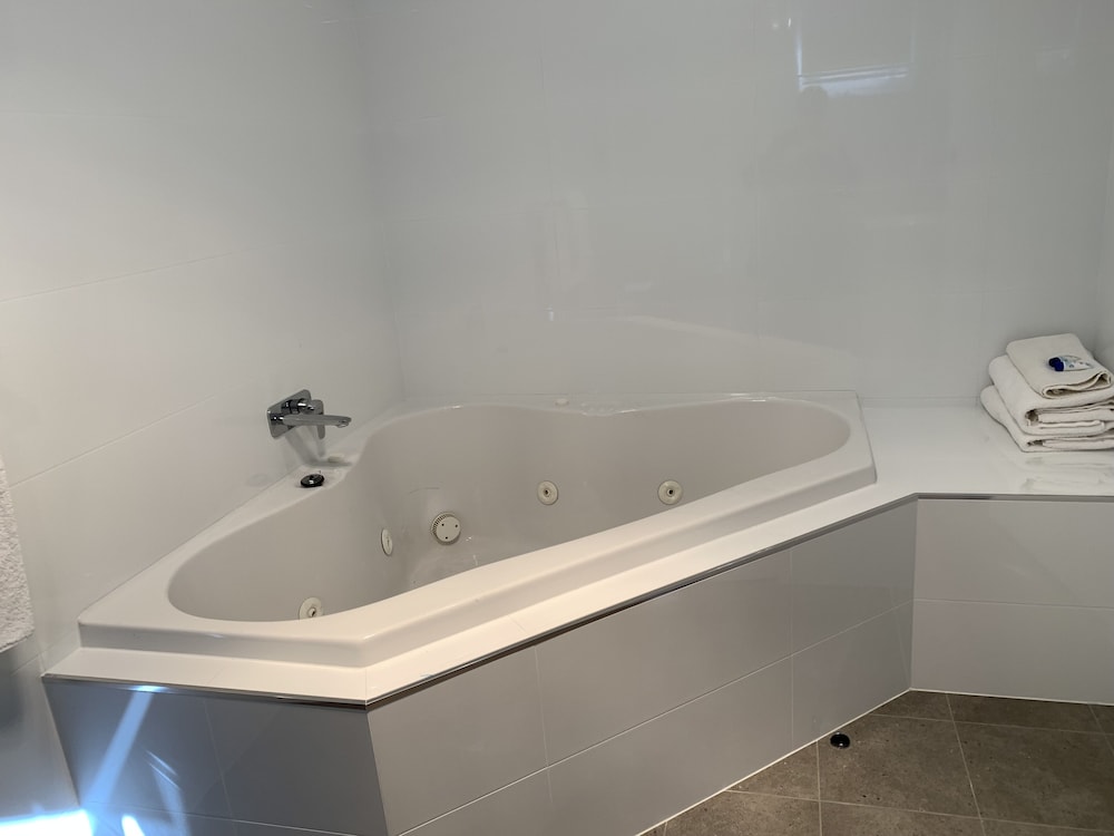 Private spa tub