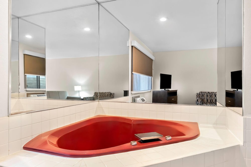 Jetted tub
