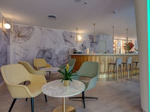 thumbnail: Bar (on property)