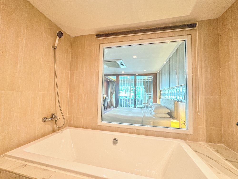 Deep soaking bathtub