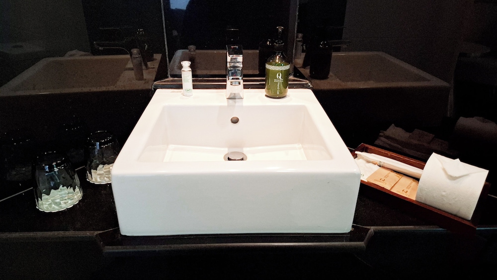 Bathroom sink