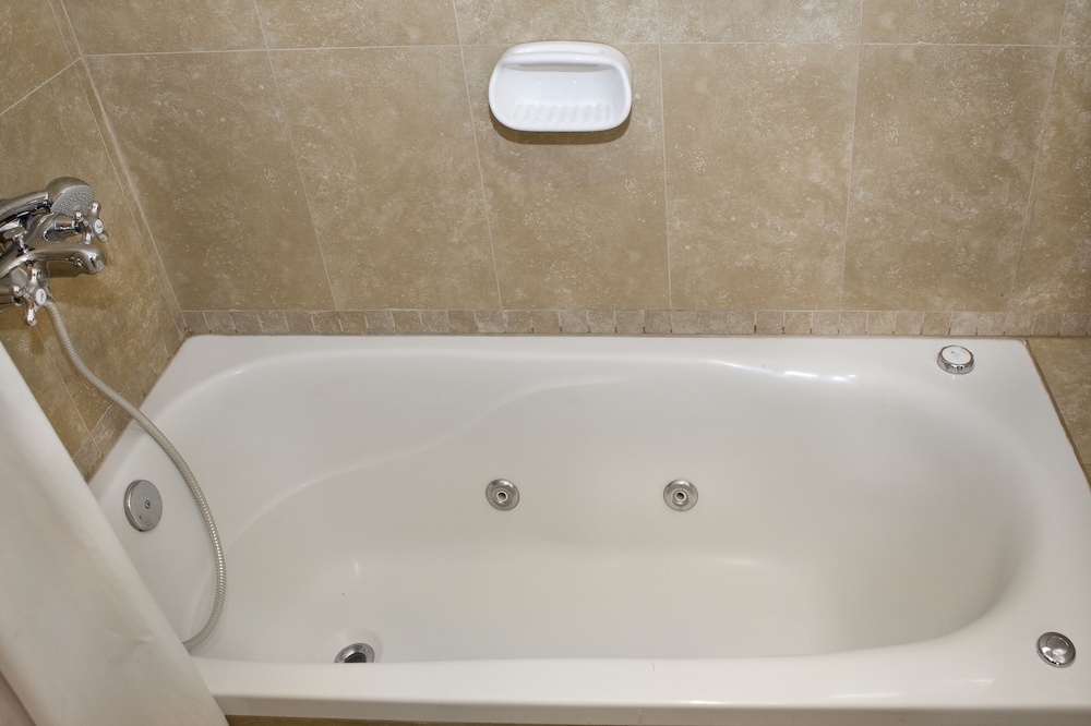 Deep soaking bathtub