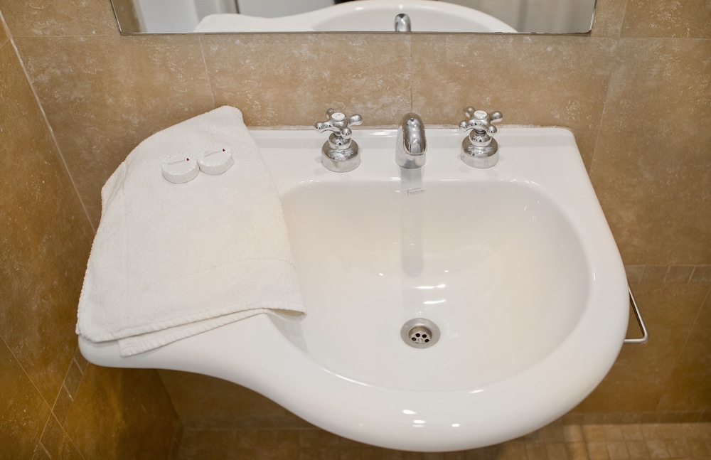 Bathroom sink