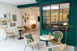 thumbnail: Bar (on property)