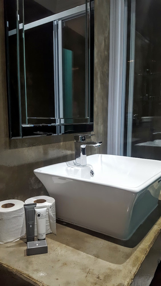 Bathroom amenities