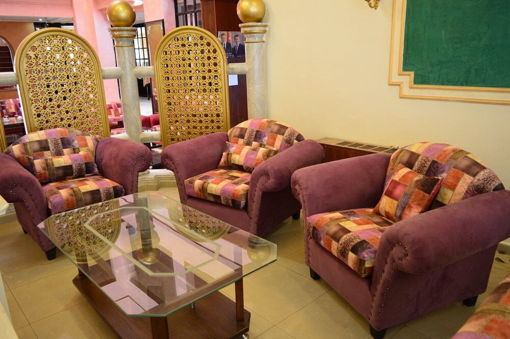 Lobby lounge