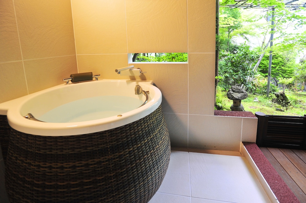 Deep soaking bathtub