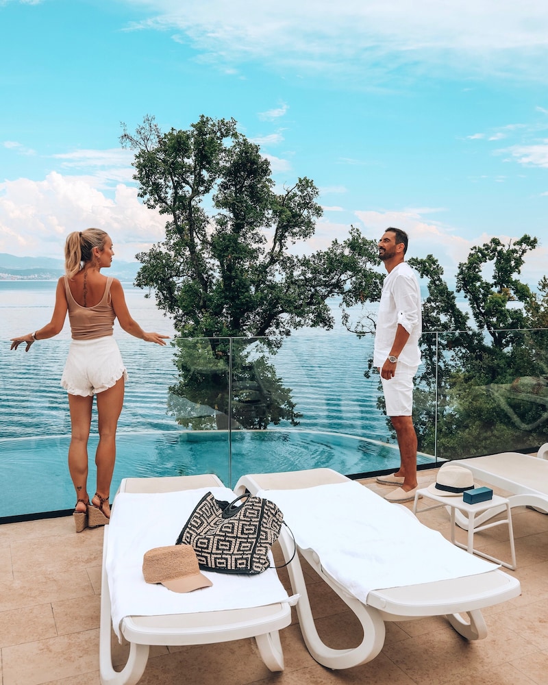 Infinity pool