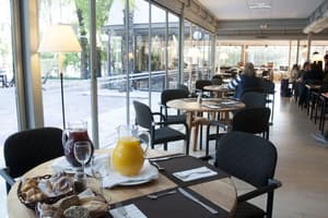 thumbnail: Outdoor dining