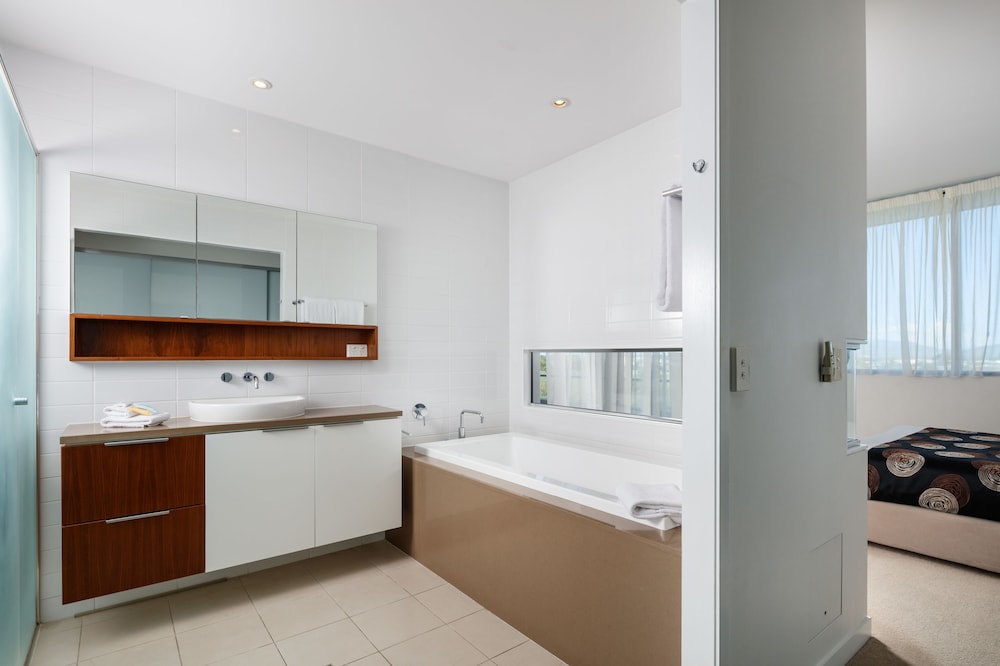 Deep soaking bathtub