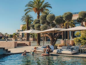 thumbnail: Bar (on property)
