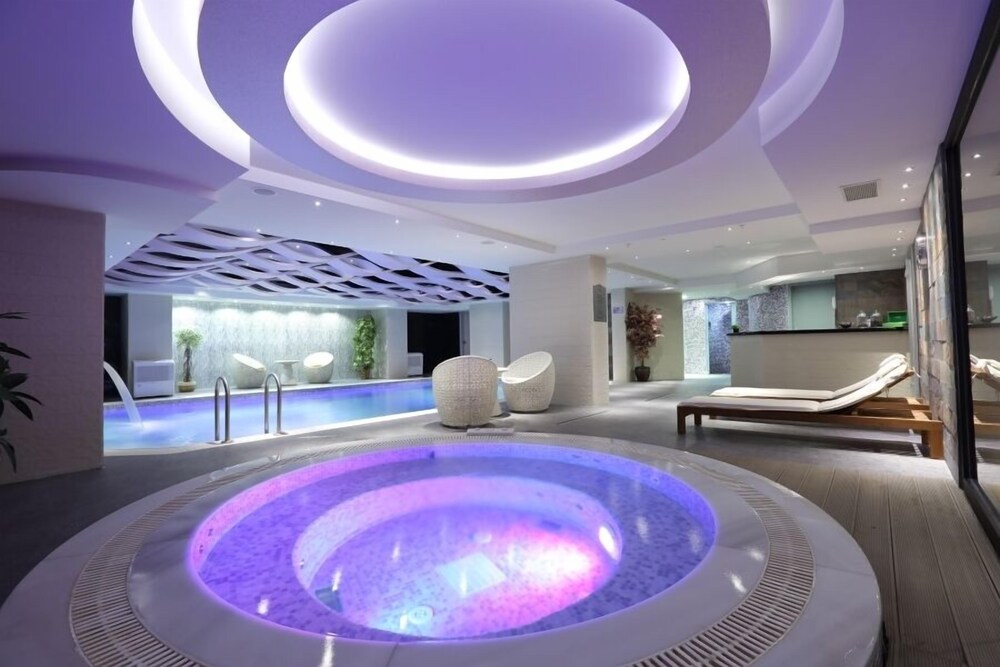 Indoor spa tub