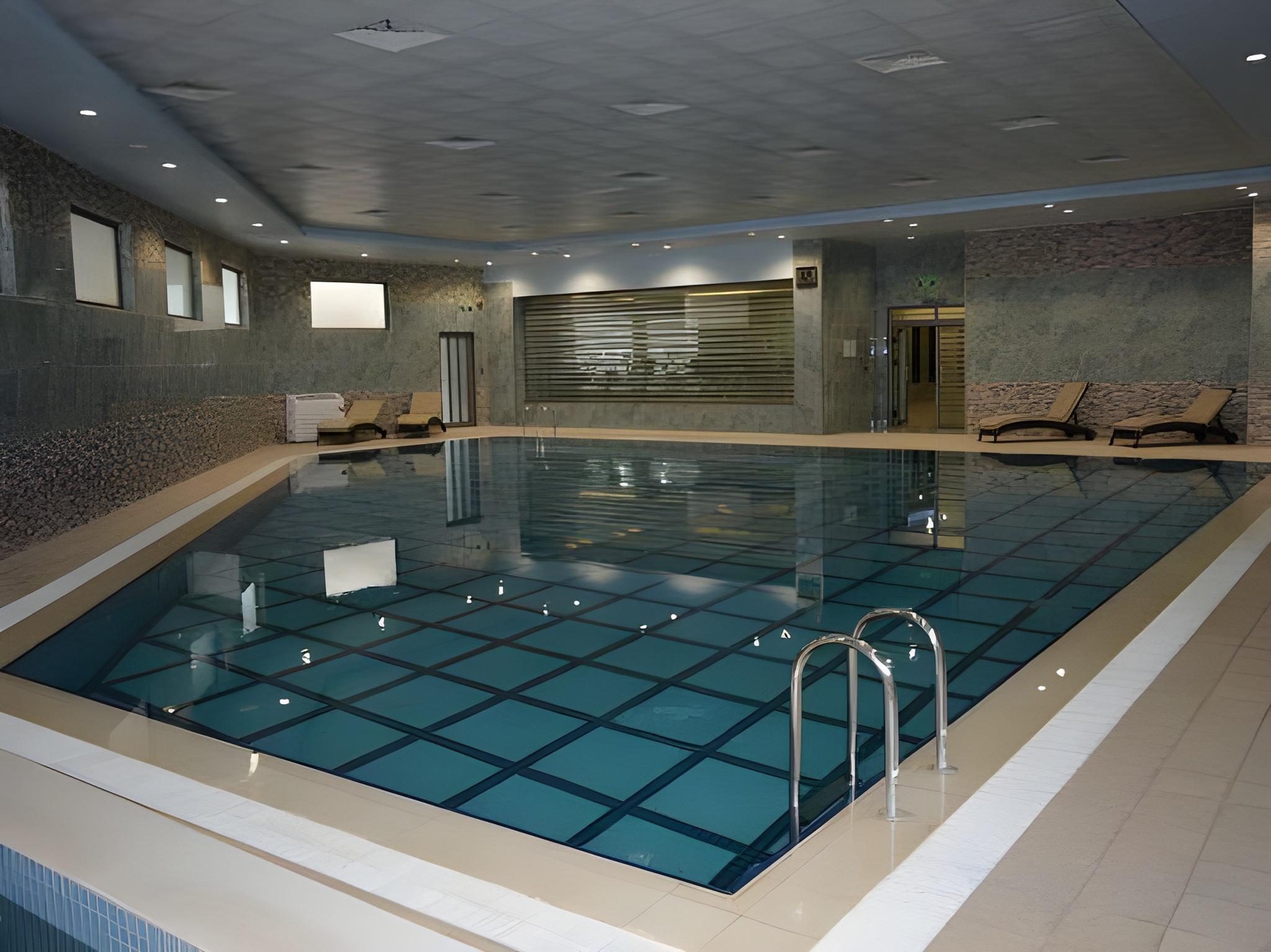 Swimming pool-spa