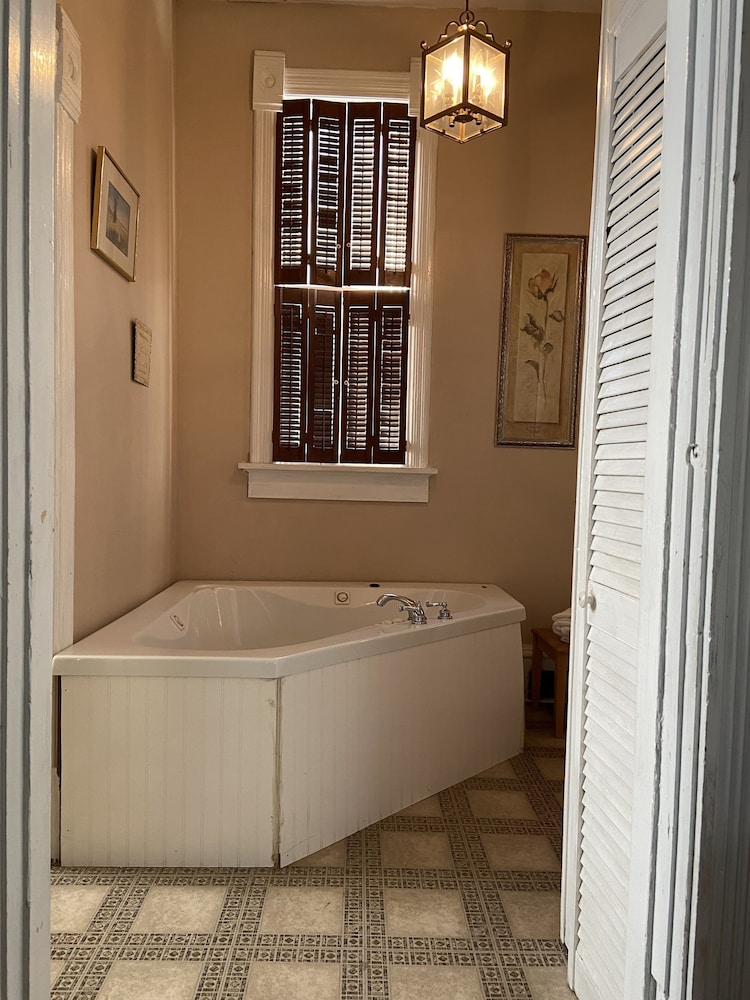 Jetted tub