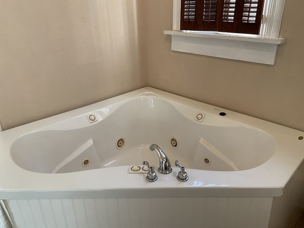 Jetted tub