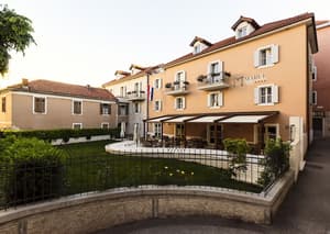 thumbnail: Front of property
