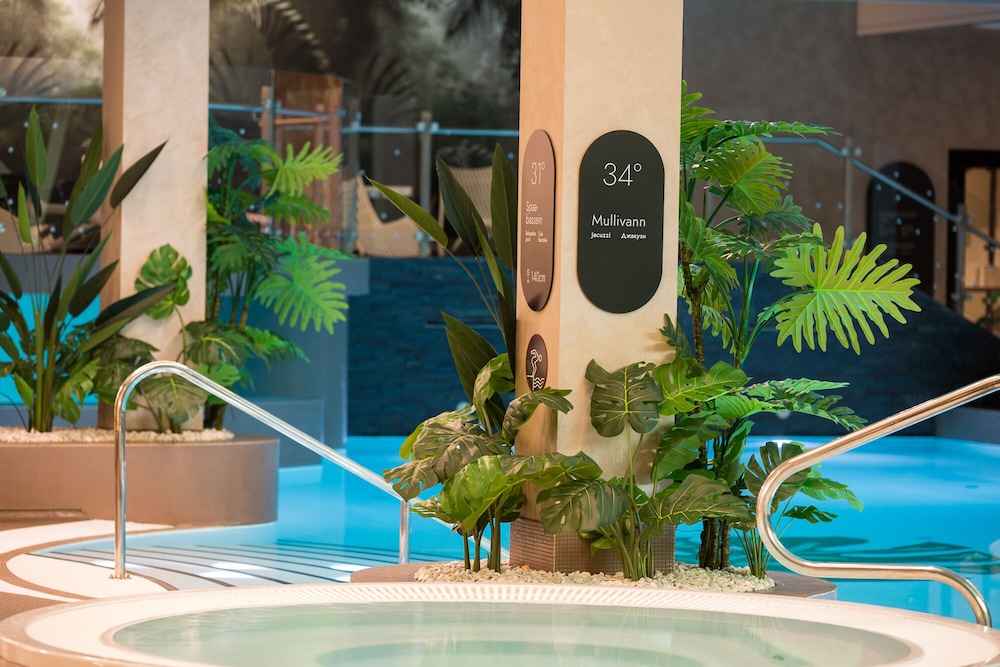 Indoor spa tub