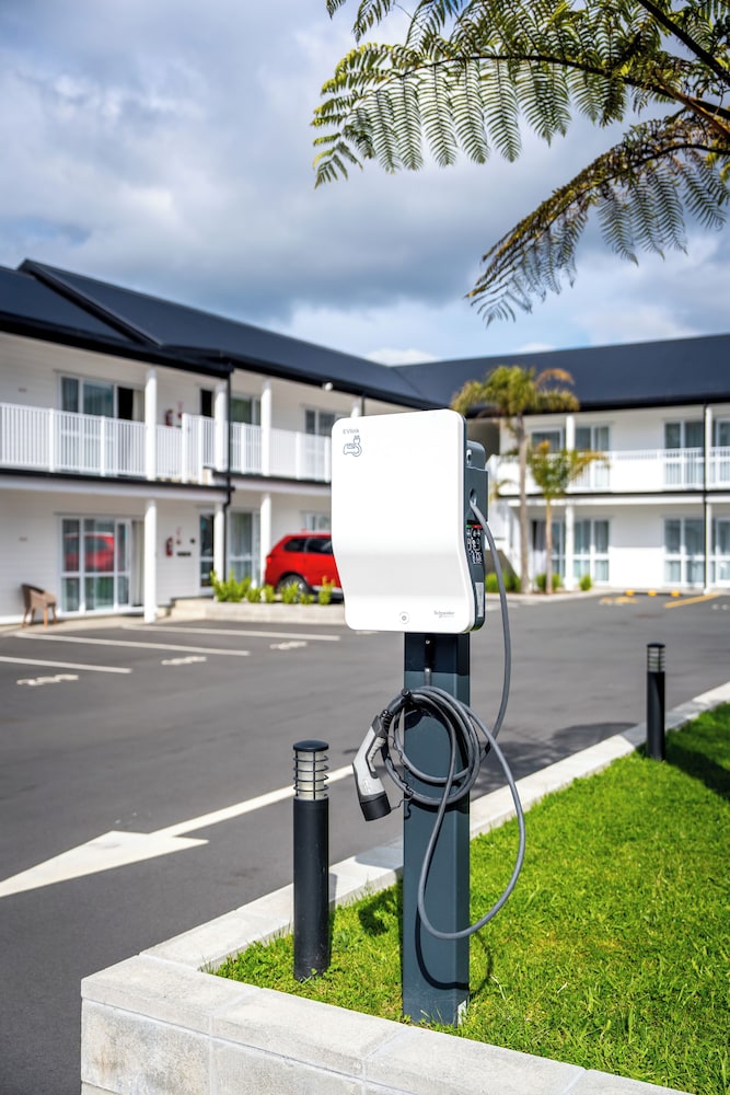 Electric vehicle charging station