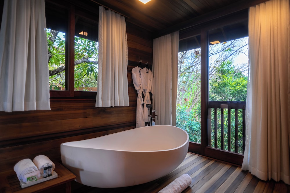 Deep soaking bathtub