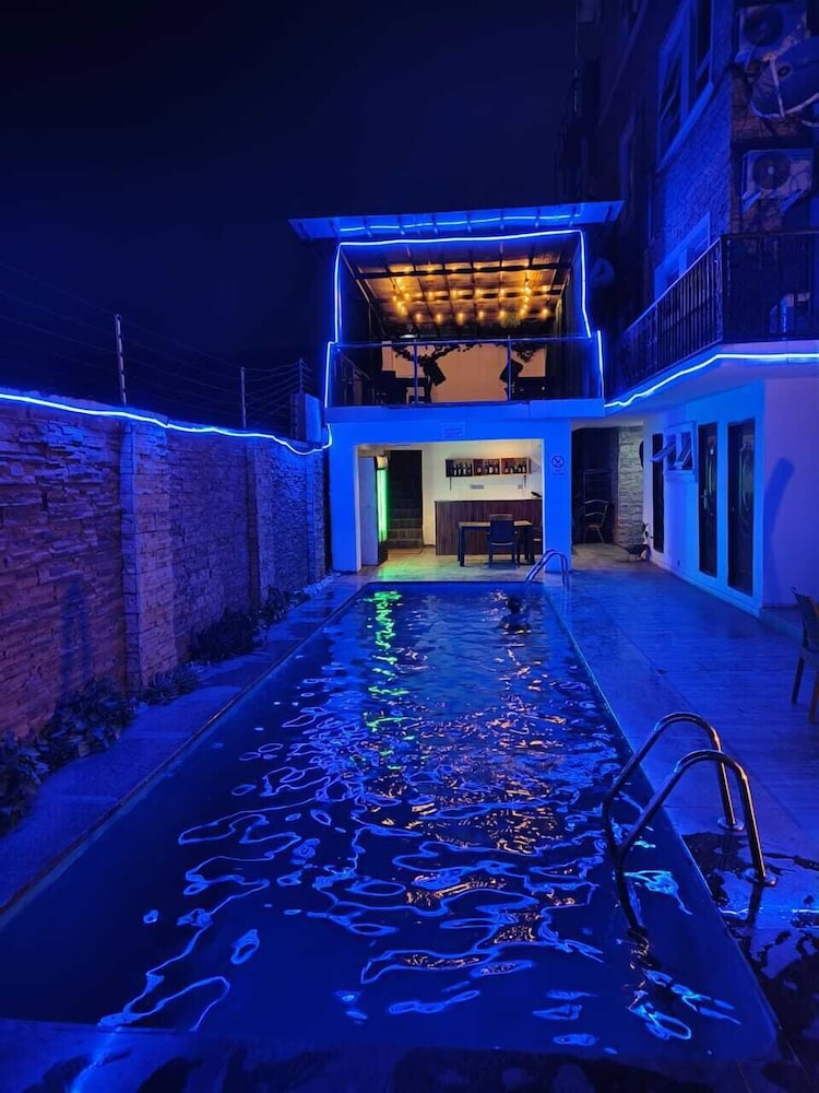 Deep soaking bathtub