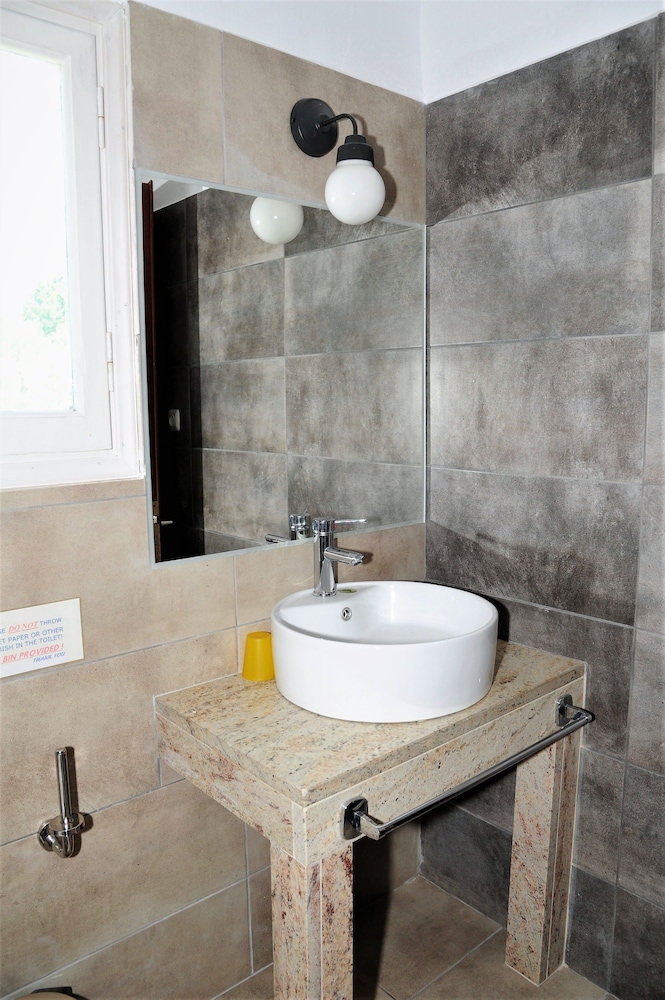 Bathroom sink
