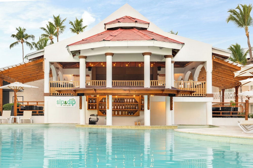 Poolside bar