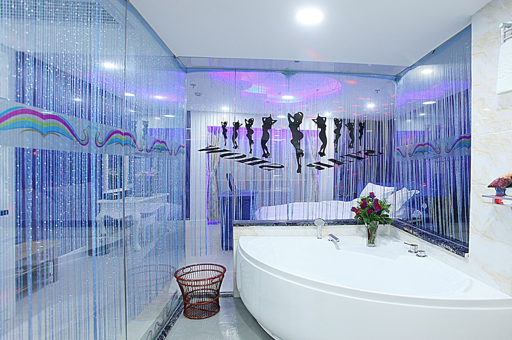 Deep soaking bathtub