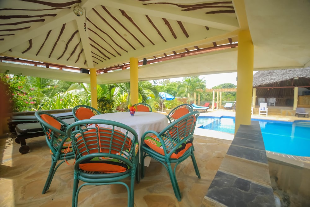 Poolside bar