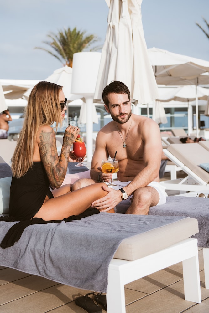 Poolside bar