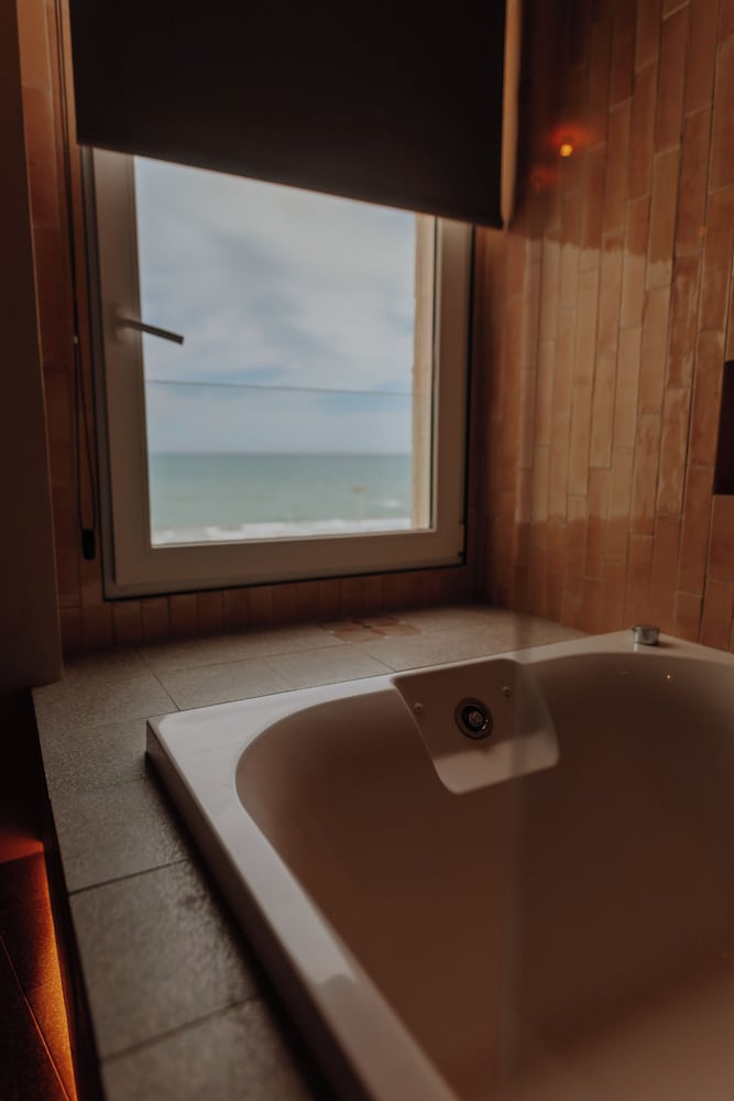Deep soaking bathtub