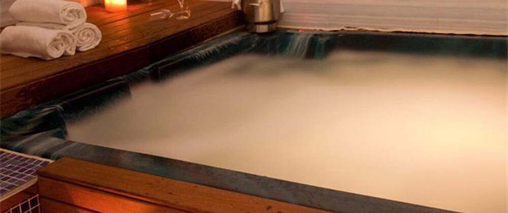 Indoor spa tub