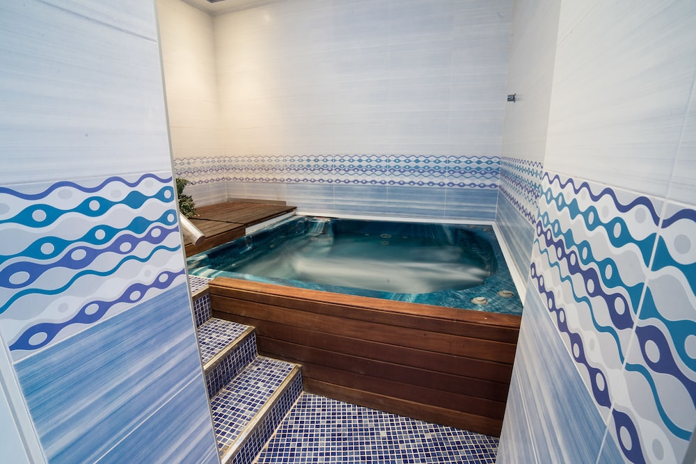 Indoor spa tub