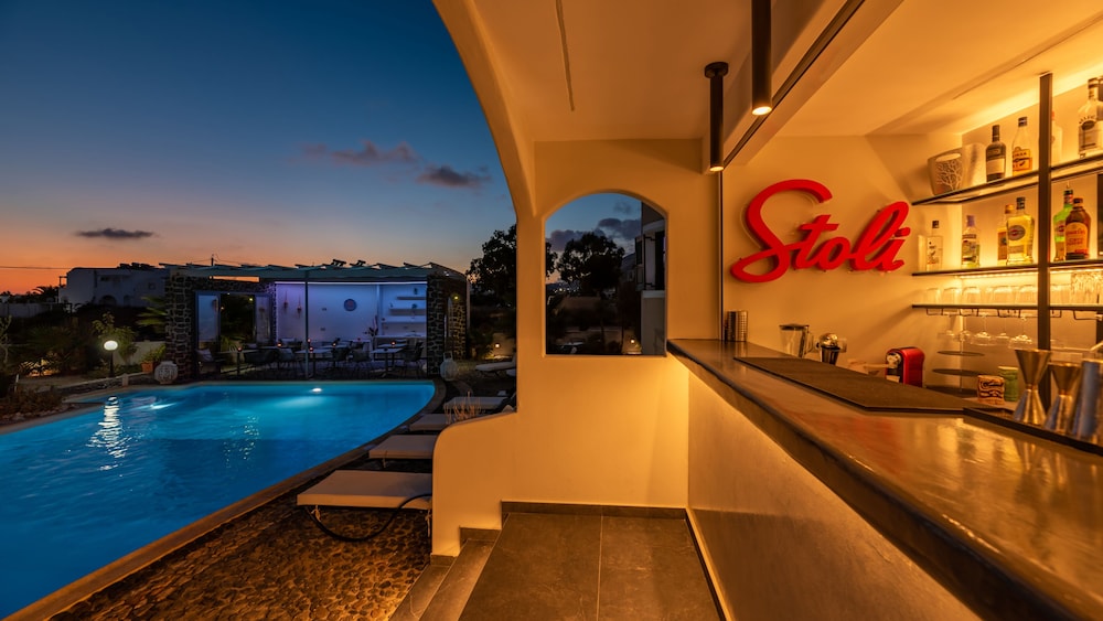 Poolside bar