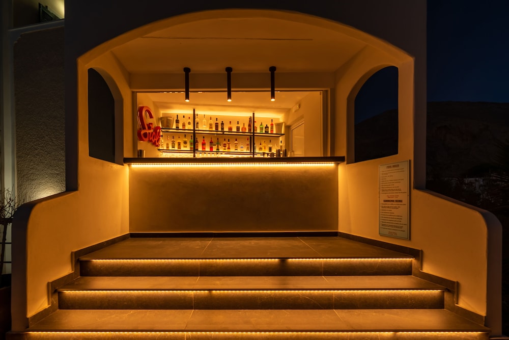 Poolside bar