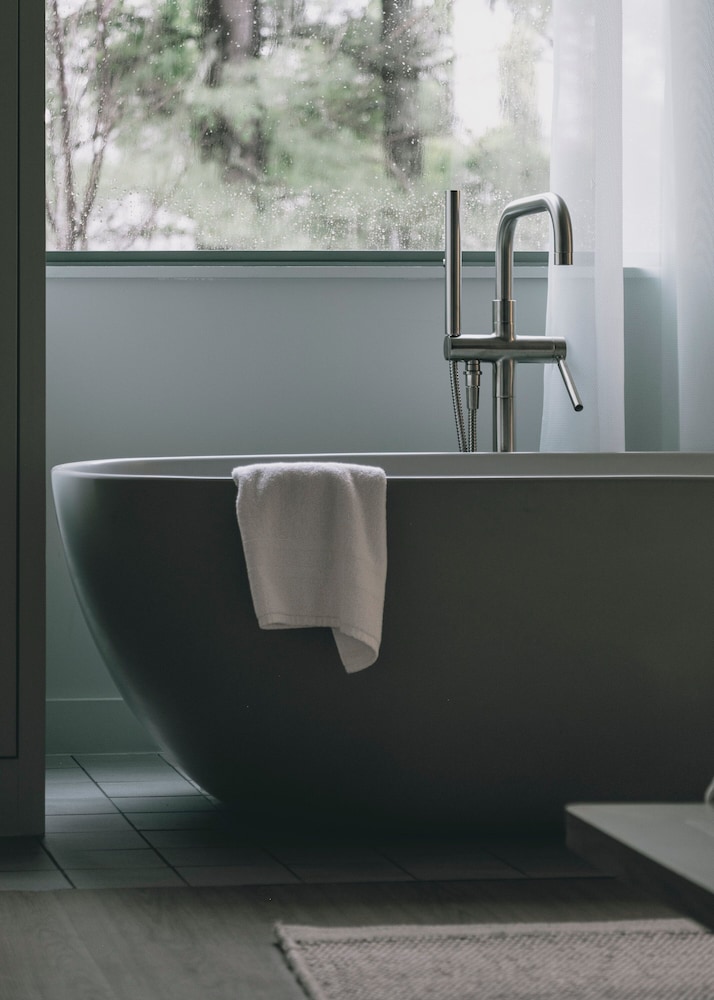 Deep soaking bathtub