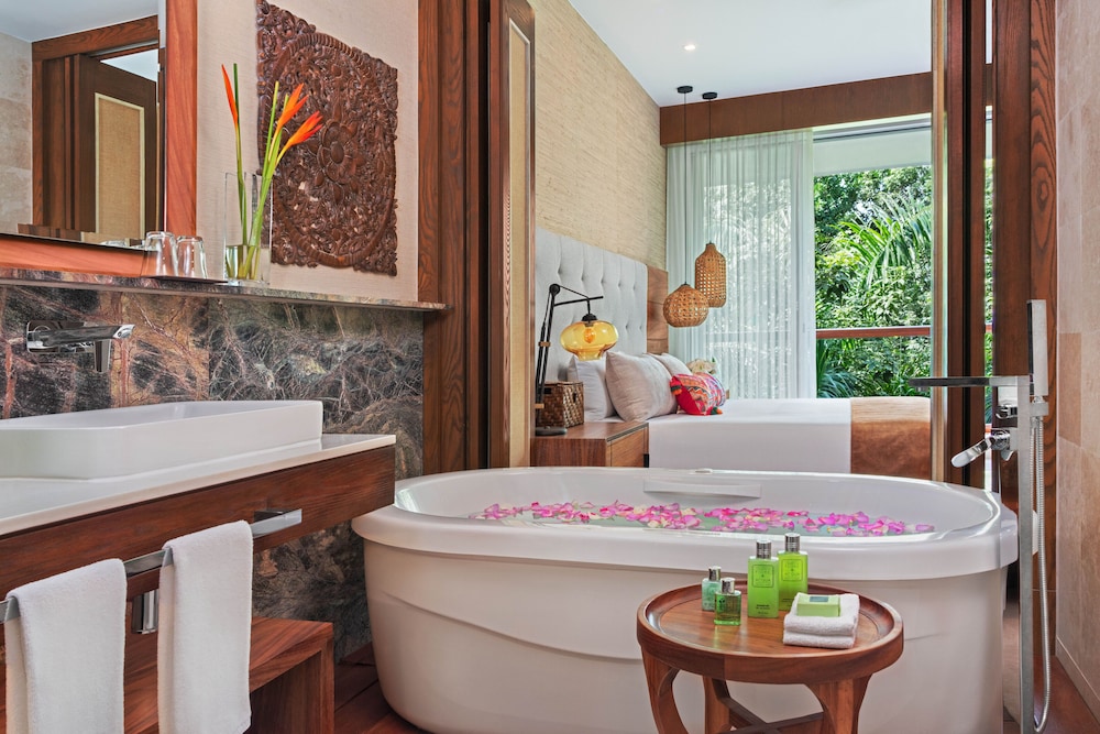 Deep soaking bathtub