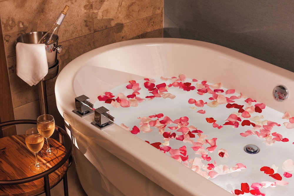 Deep soaking bathtub