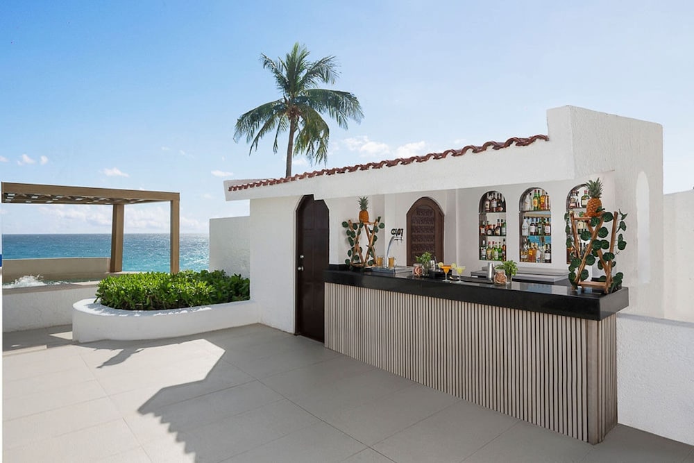 Poolside bar