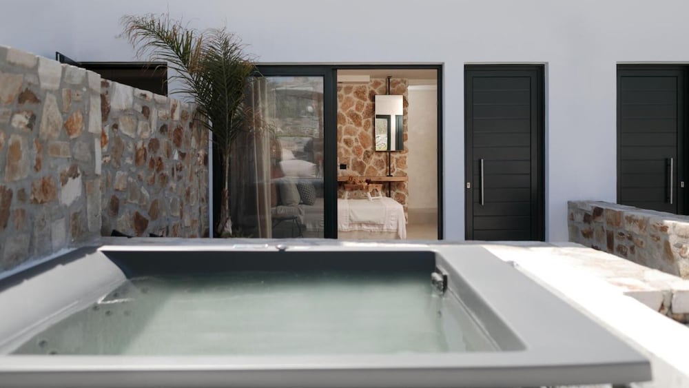 Private spa tub