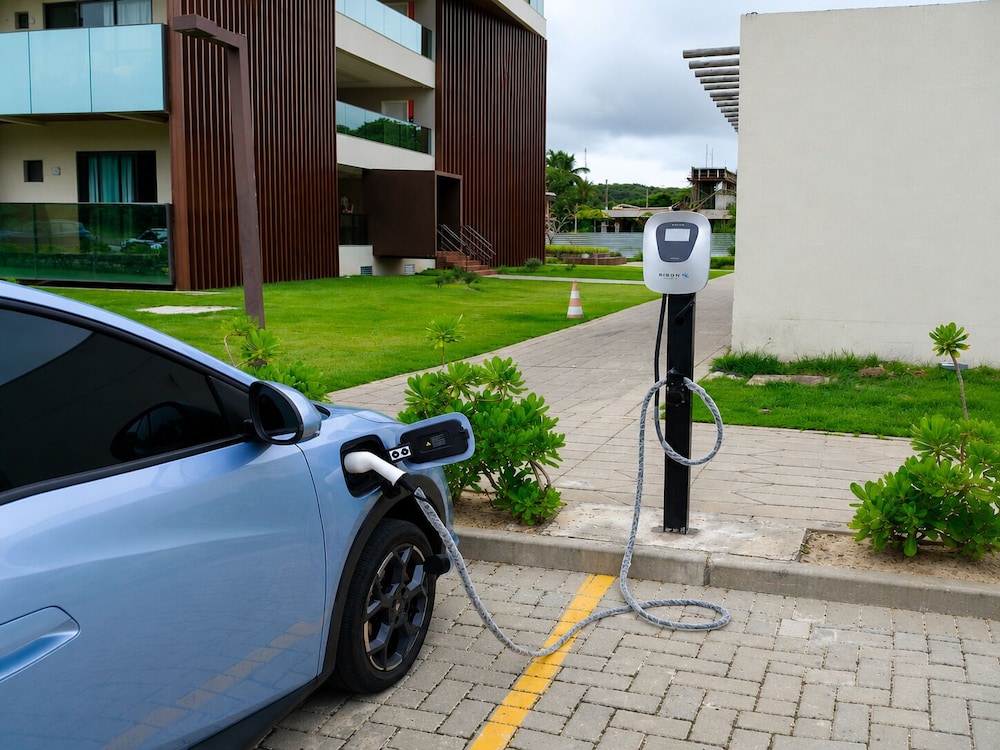 Electric vehicle charging station