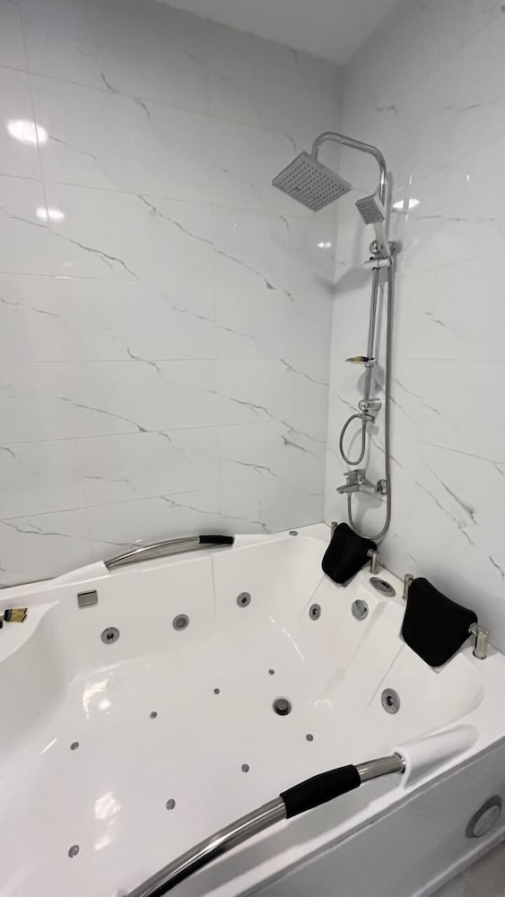 Deep soaking bathtub