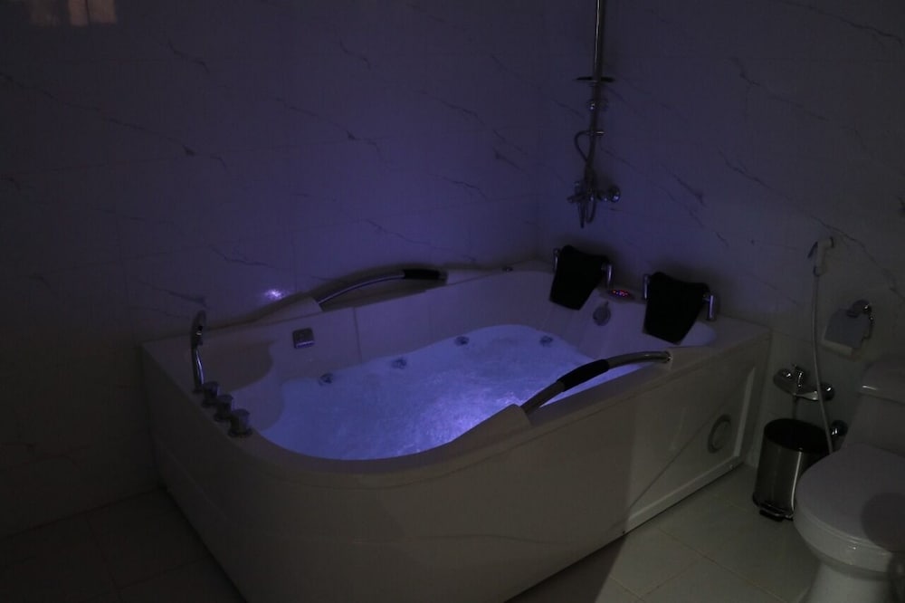 Deep soaking bathtub