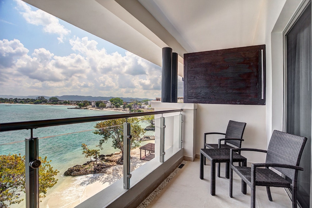 Beach/ocean view