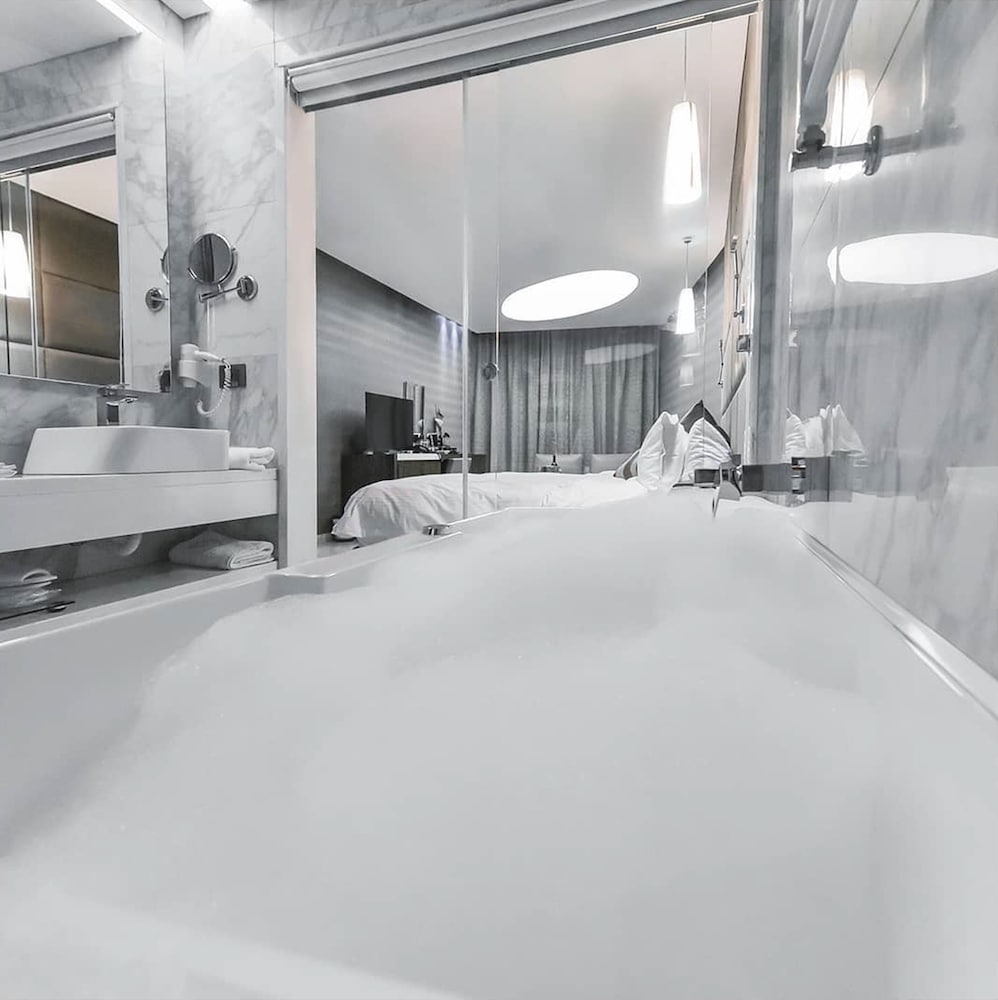 Private spa tub
