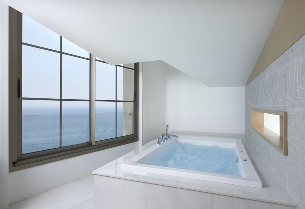 Private spa tub