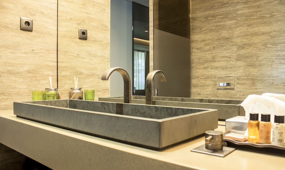 Bathroom sink